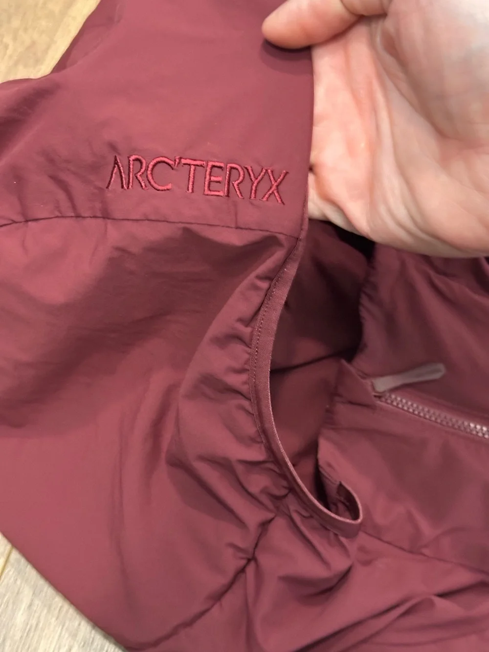 Arc’teryx Men’s Atom SL Hoody in Mars Burgundy/Black Size Large
